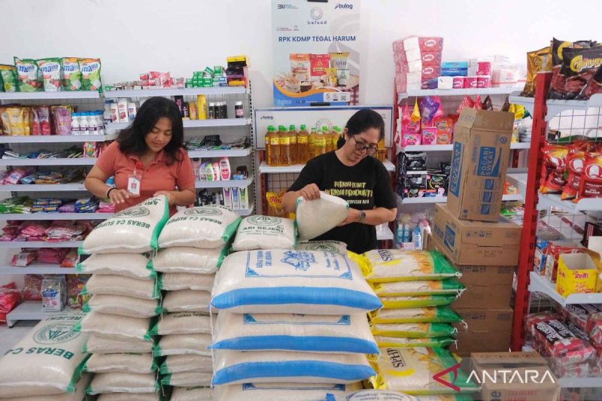 Warga berbelanja kebutuhan pokok di gerai koperasi desa